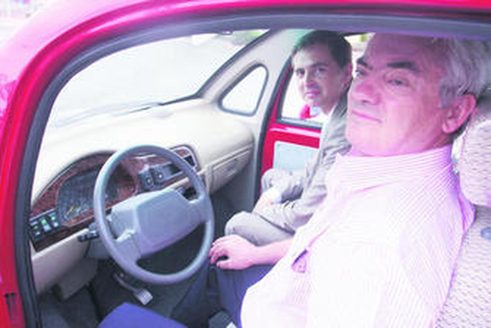 Martín Burgo, director de Sevilla Factory, y Julián Sacristán, gerente de Sagescar, conducen el coche.