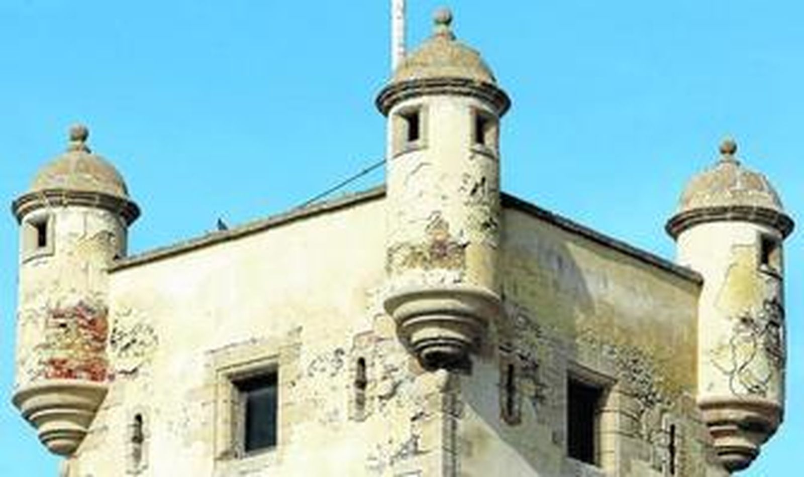 El degradado estado del torreón del frente de la Puerta de Tierra es evidente en esta imagen.