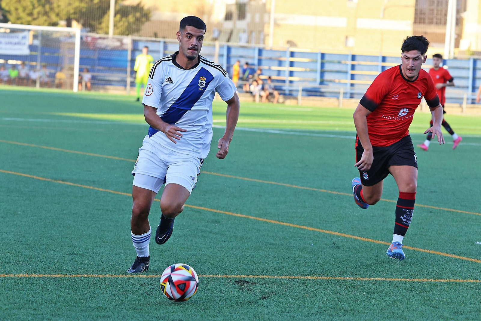 Juan Pablo conduce la pelota en el amistoso celebrado en Punta Umbría.