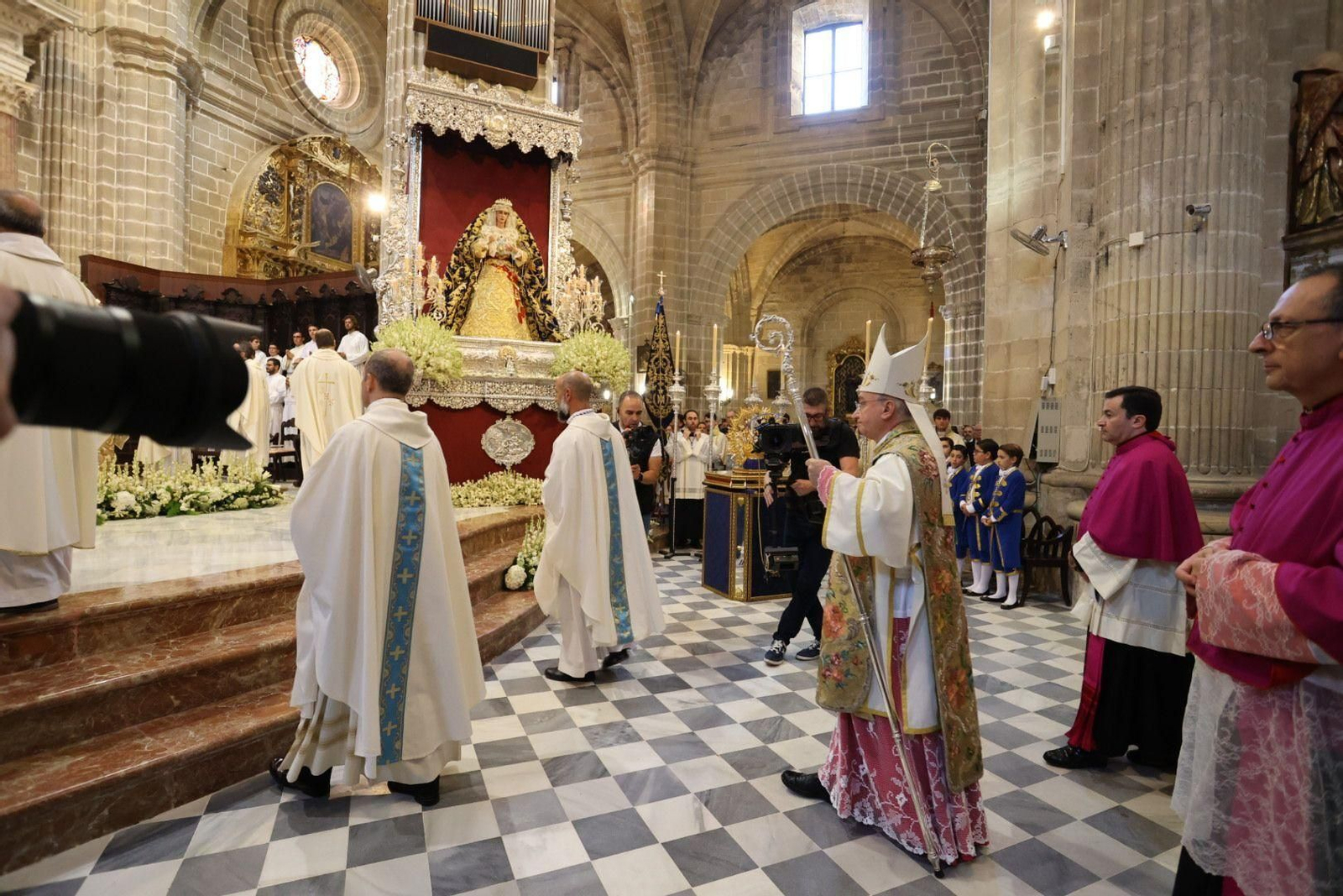 Imágenes de la coronación de la Estrella en la Catedral de Jerez