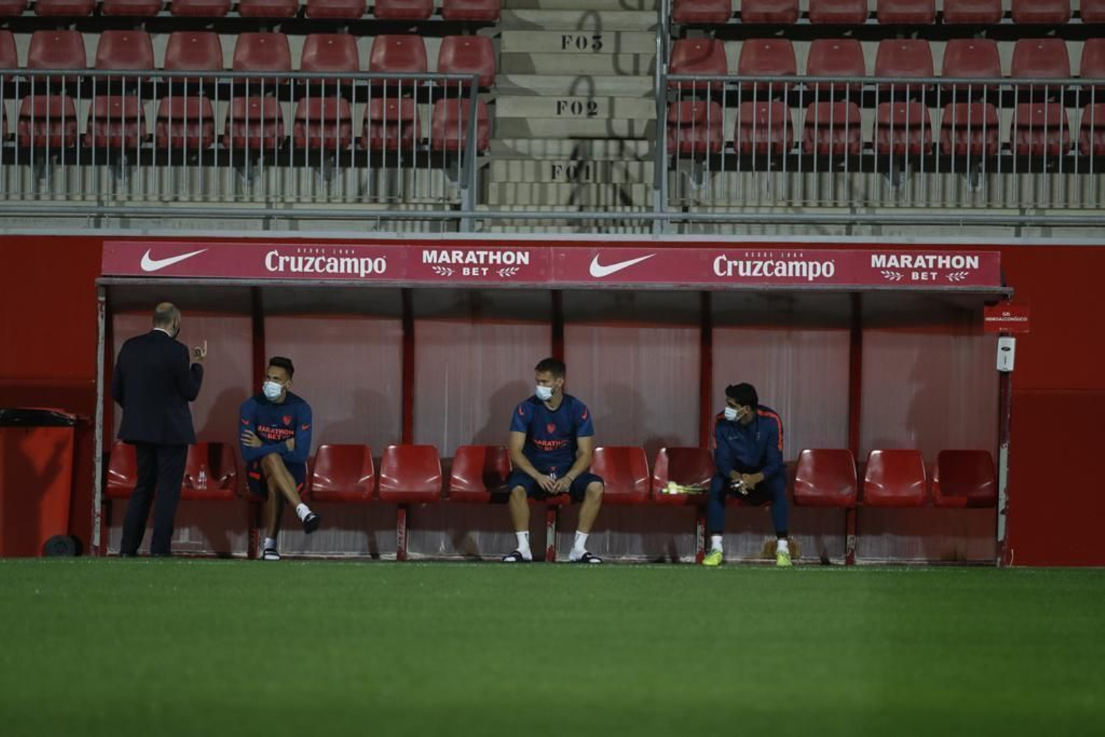 Monchi dialoga con Ocampos, ante Vaclík y Bono, en la sesión del jueves.