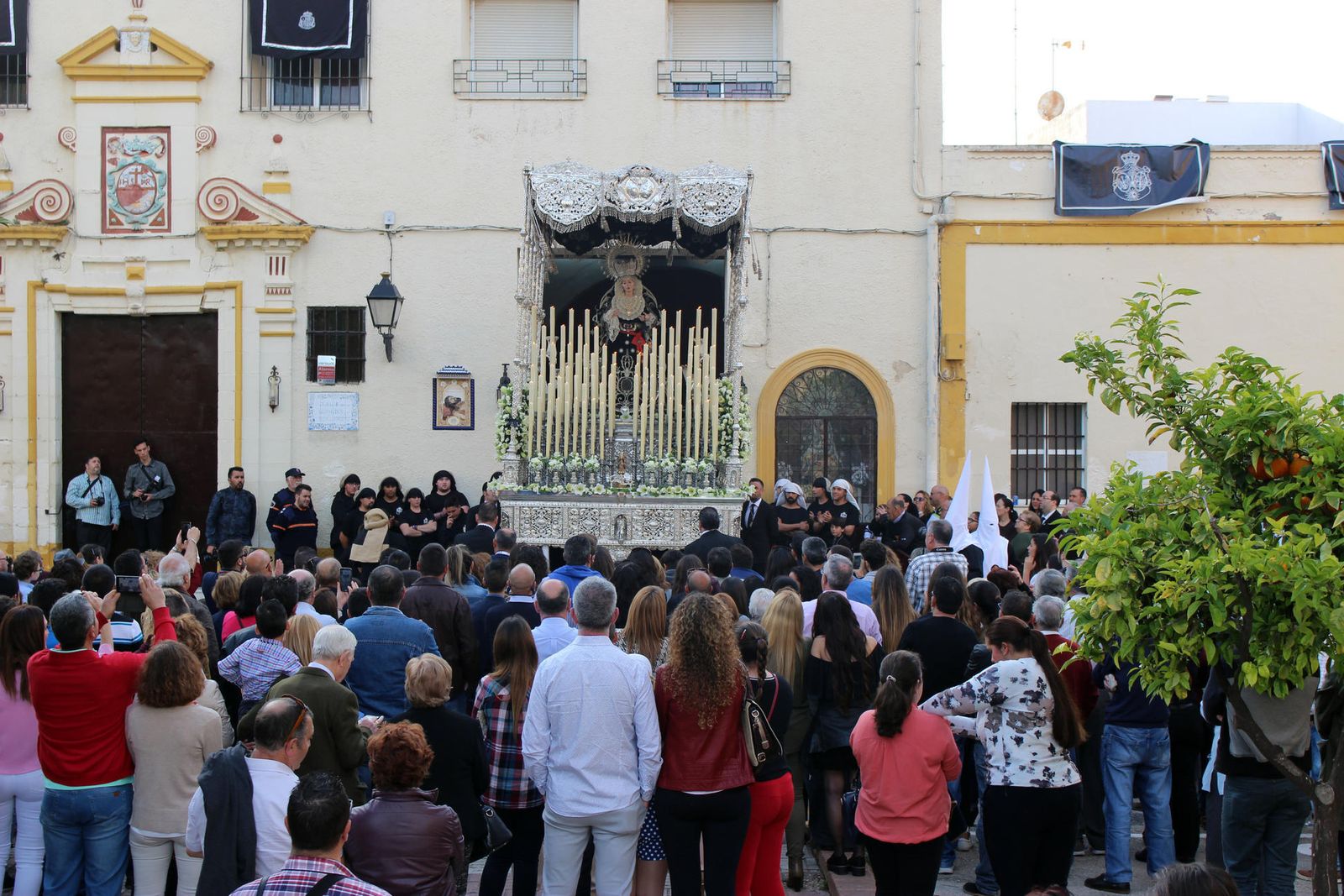 La Virgen de la Soledad tras su salida de la Iglesia de la Victoria, en el Viernes Santo.