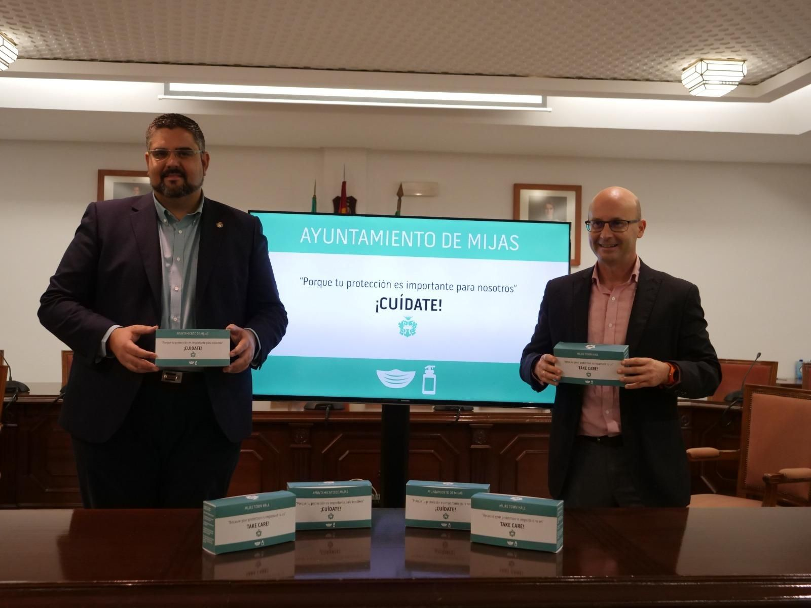 El alcalde de Mijas, Josele González (izq.), y el teniente de alcalde José Carlos Martín.