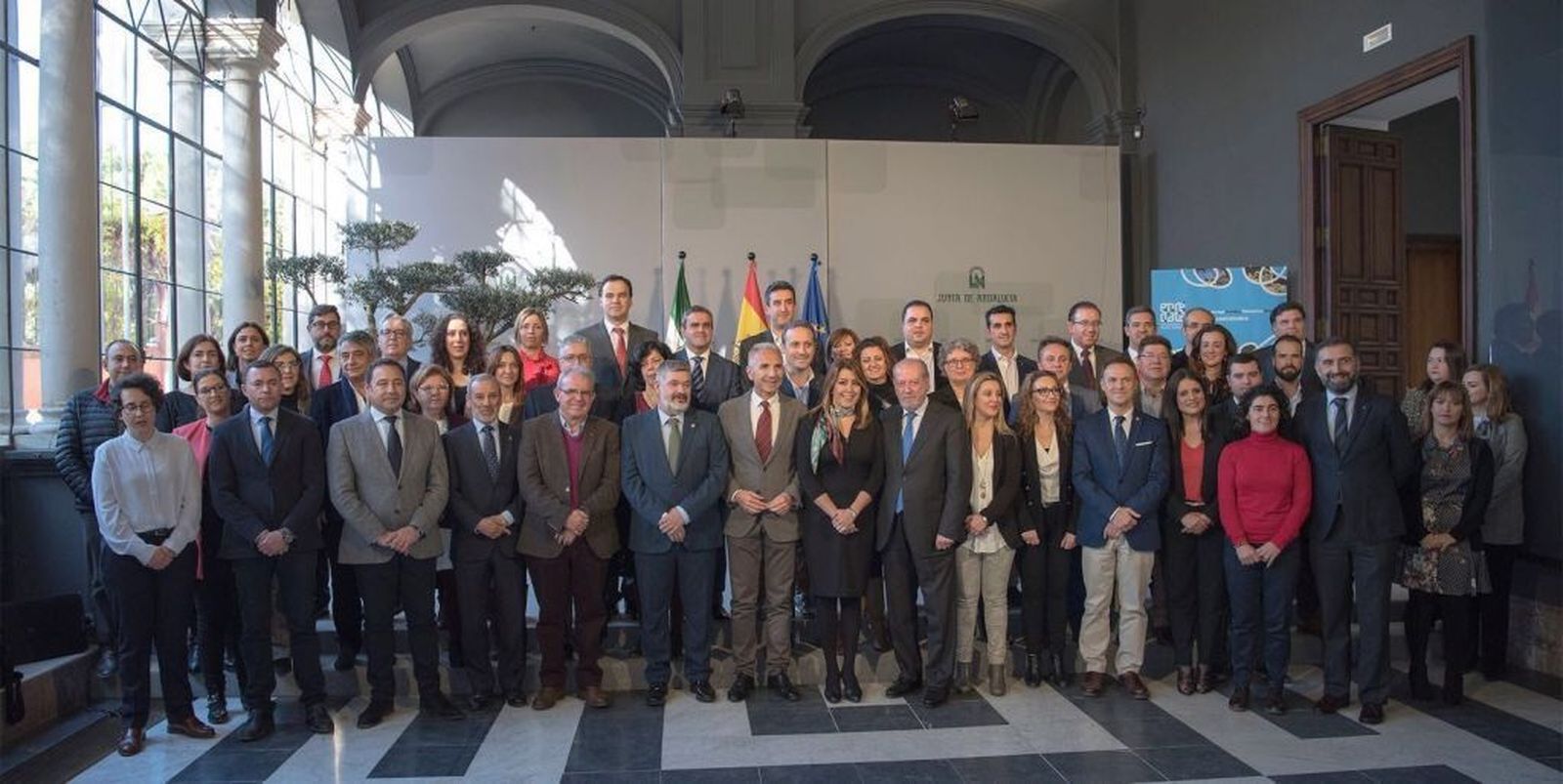 Todos los alcaldes de los municipios participantes junto con la presidenta de la Junta de Andalucía, Susana Díaz.