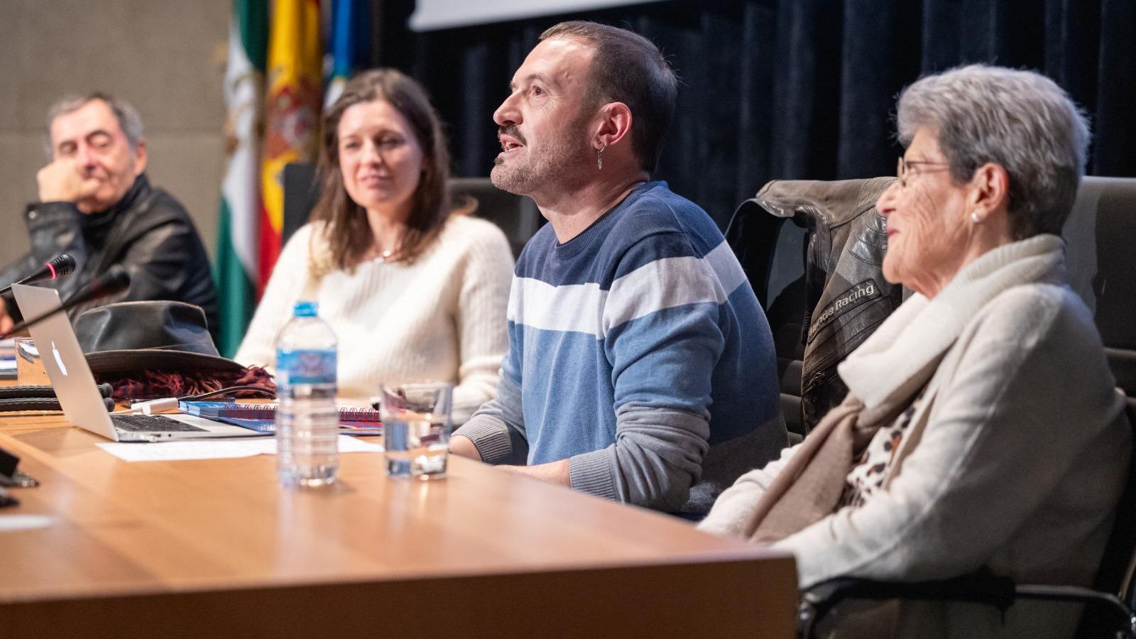 Alex O'Dogherty junto a su madre Amalia, la alcaldesa, Patricia Cavada, y el divulgador gastronómico Pepe Oneto, en la presentación de su libro de recetas.