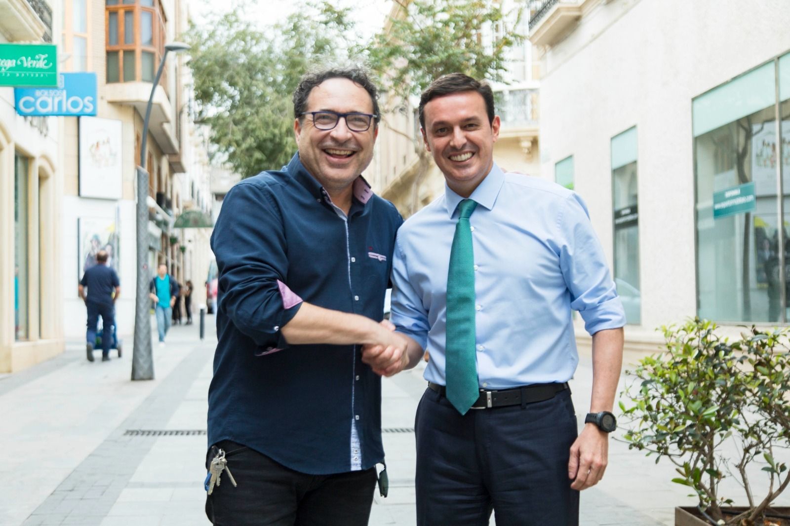 Diego Bravo y el presidente del PP, Javier A. García, ratifican la candidatura con un apretón de manos.