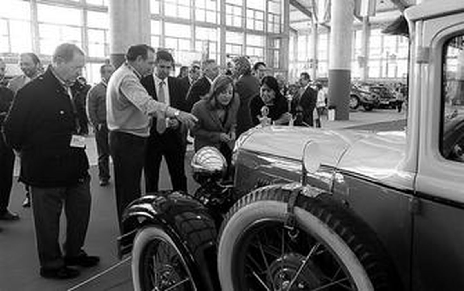 Las autoridades observan uno de los coches clásicos que se muestran en Ifeca desde ayer.