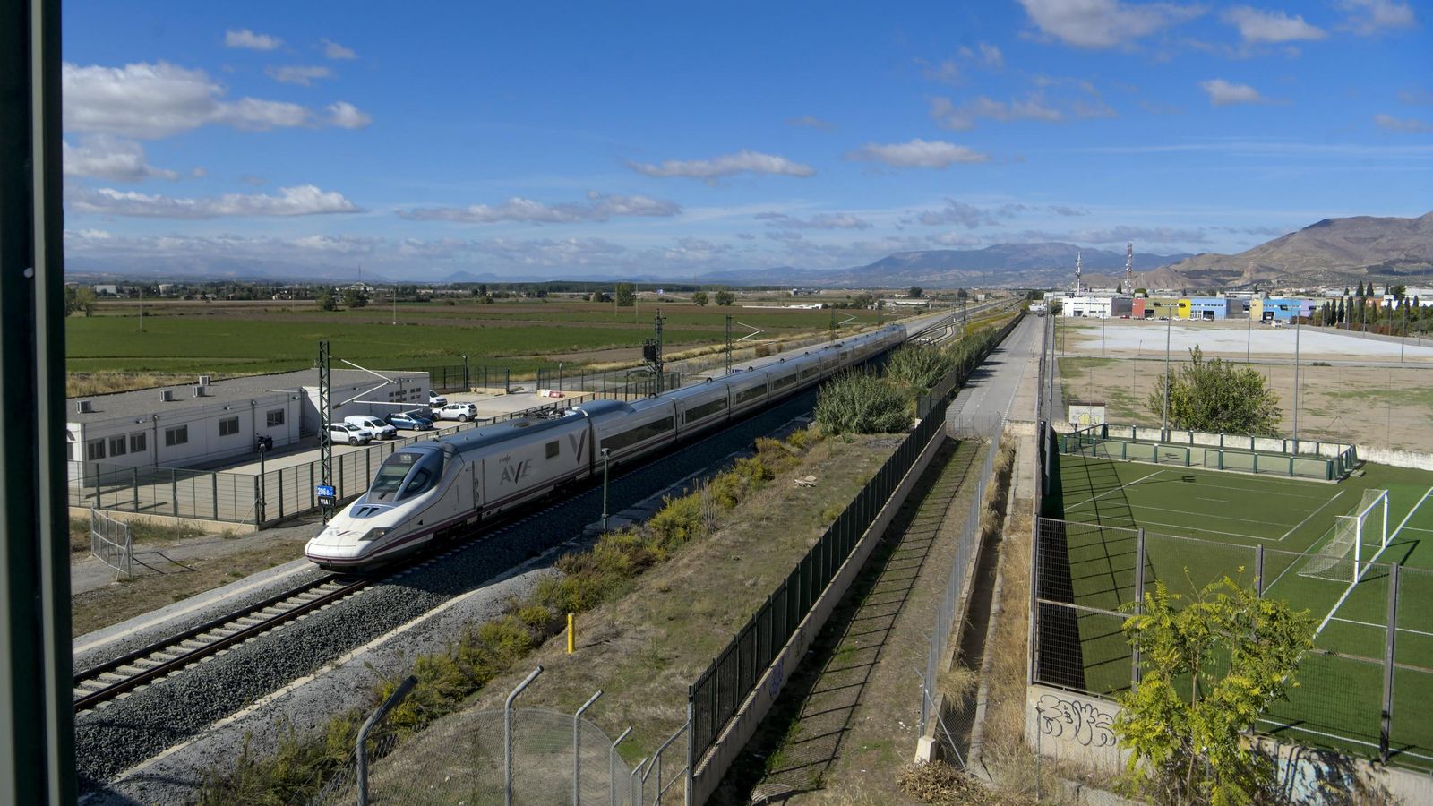 Un tren AVE pasa por la zona de la alternativa B2 centro de salida de Granada a la variante de Moreda, en Mercagranada