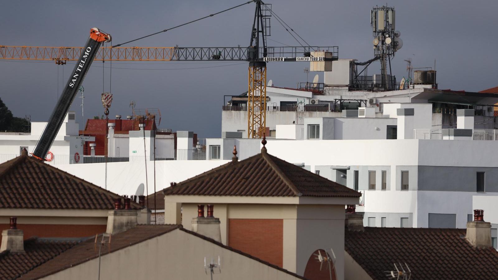 Grúas construyendo inmuebles en Huelva.