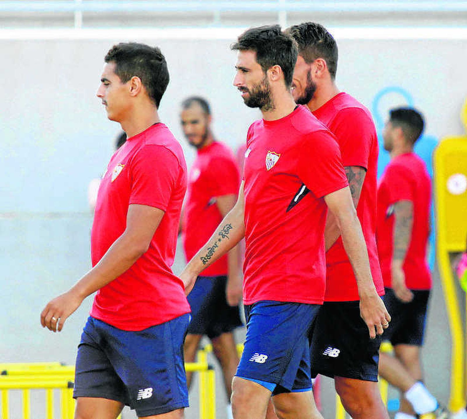 Nico  Pareja , entre Ben Yedder y Carriço, en un entrenamiento del Sevilla.
