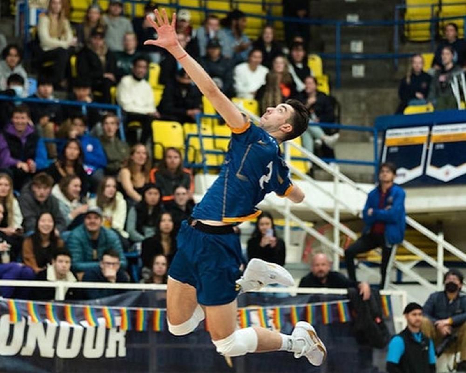 Matt Neaves durante la ejecución de un remate en uno de sus partidos disputados.