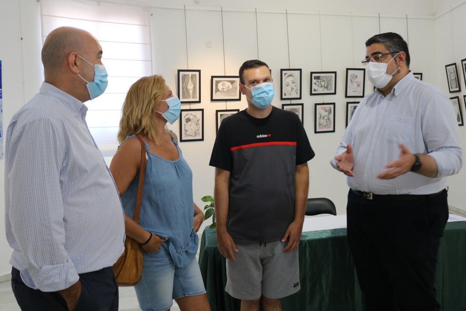 El alcalde de Mijas, Josele González (1º d.) y el concejal de Servicios Sociales, Hipólito Zapico (1º I.).