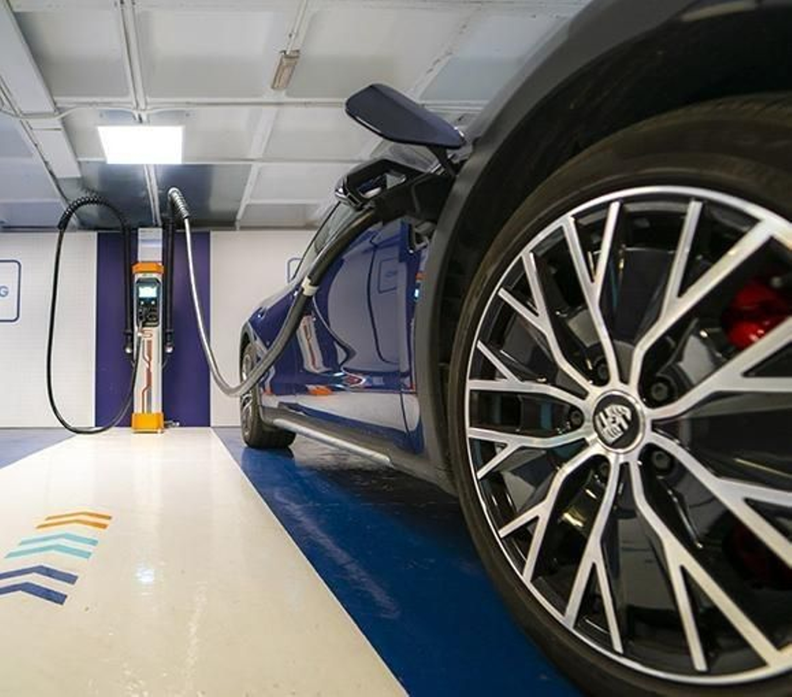 Un vehículo eléctrico recargando en una aparcamiento de la red TelPark