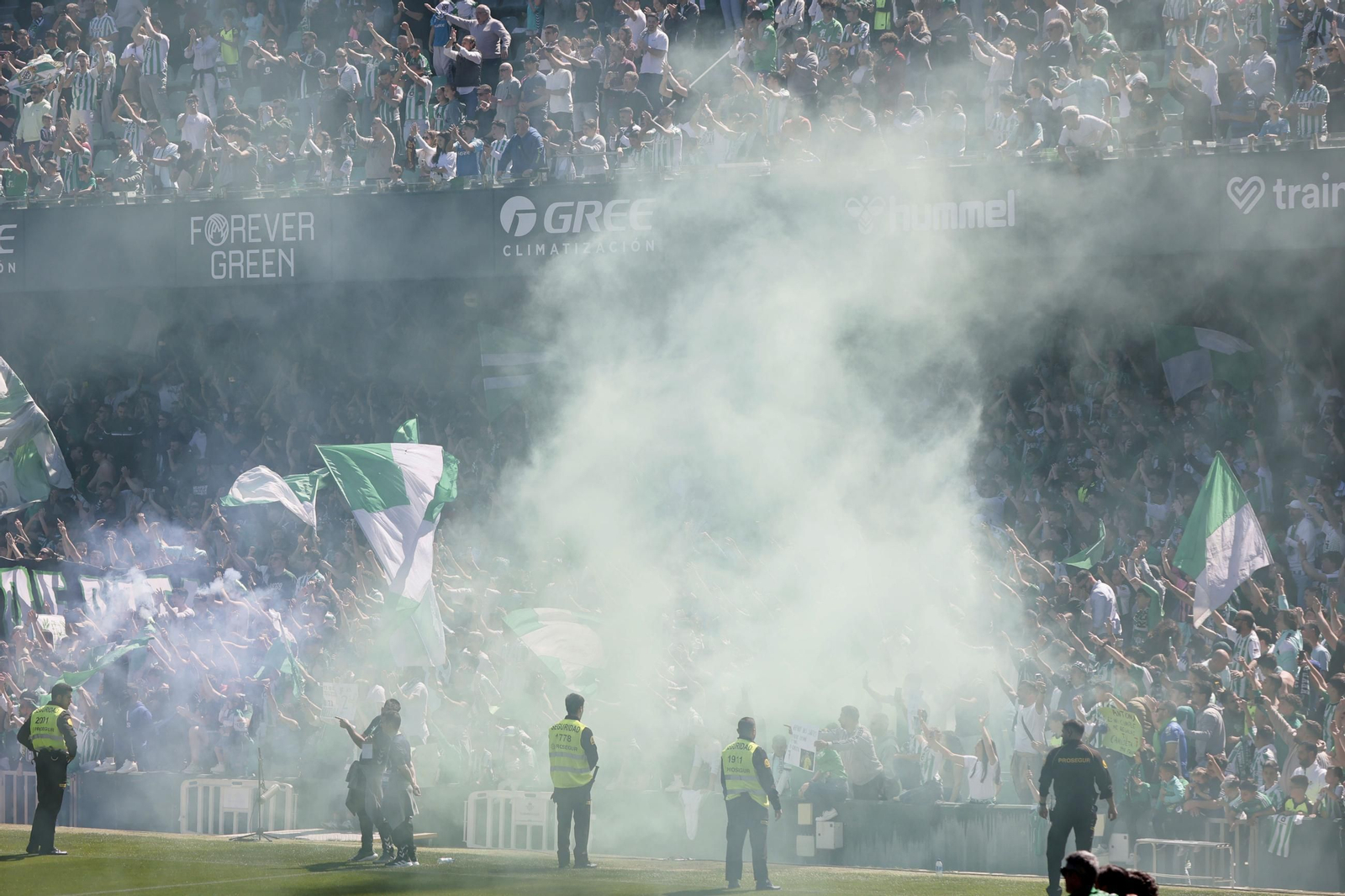 Las imágenes del gran ambiente en el entrenamiento del Betis