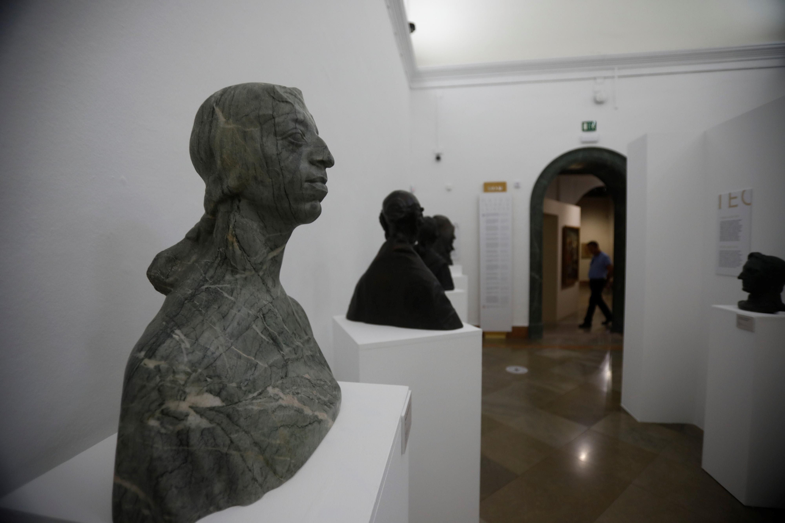 La exposición 'Mateo Inurria: retratos y dibujos', en imágenes