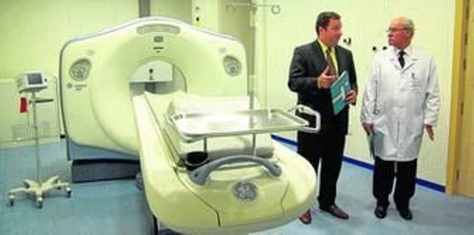 El gerente del Centro Hospitalario Integral Privado, Jesús Burgos (izquierda), el día de inauguración de las instalaciones.