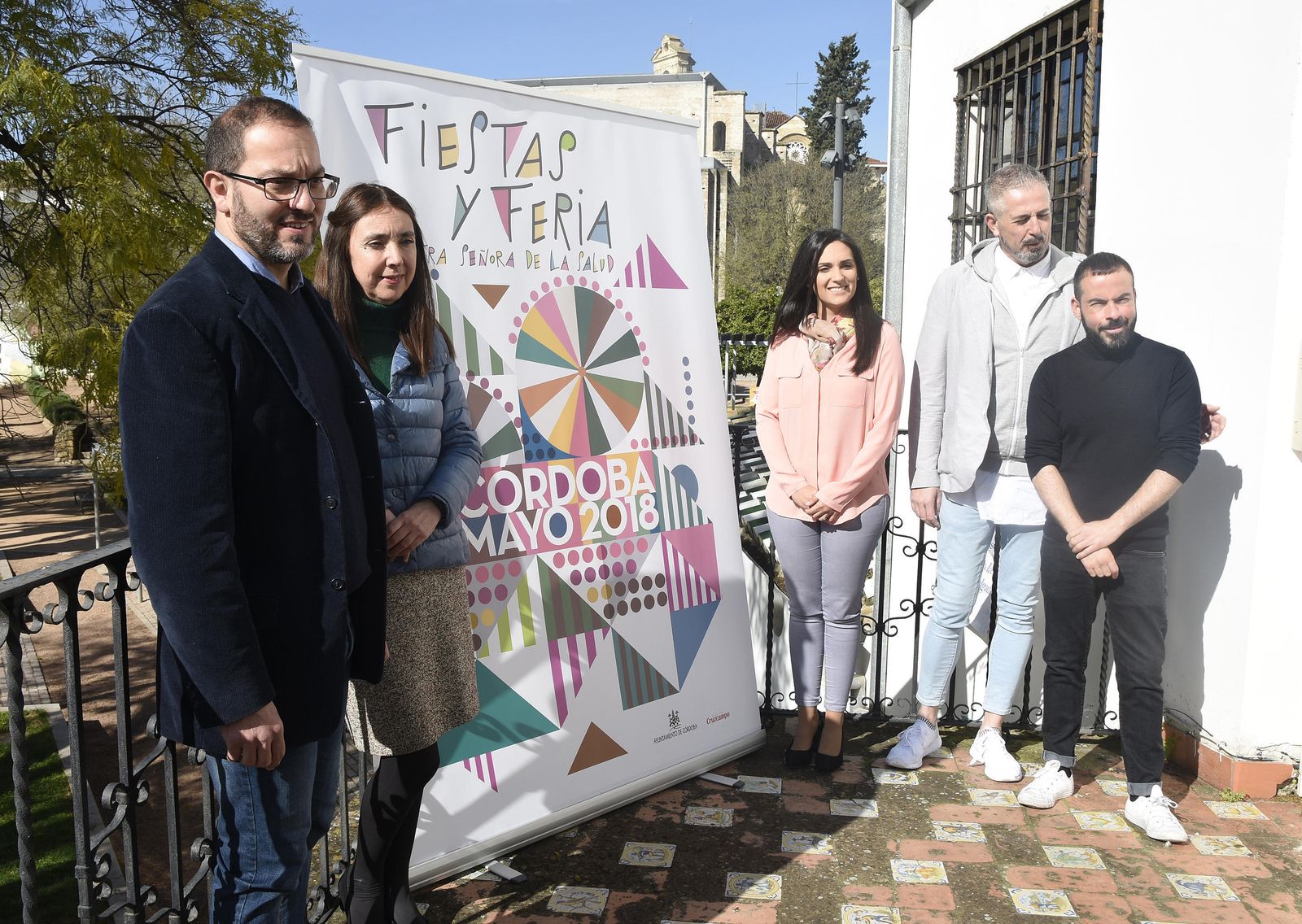 David Luque, Lola Egea, Carmen González, Francisco Domínguez y Jesús Alcaide posan junto al cartel del Mayo Festivo 2018.