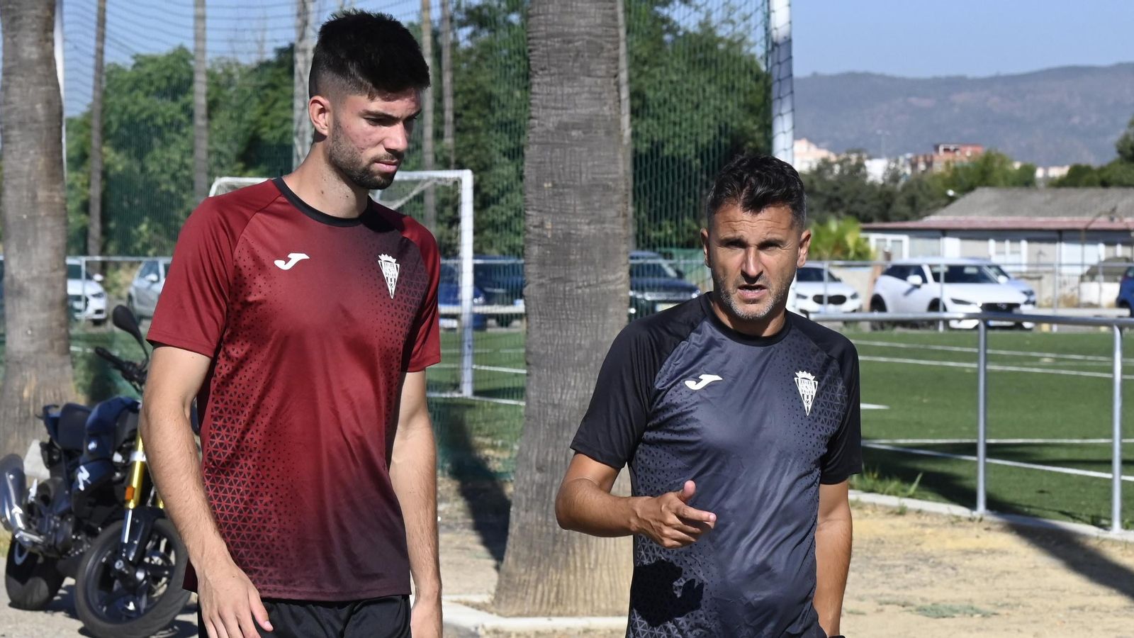 Iván Ania conversa con Théo Zidane antes de empezar un entrenamiento en la Ciudad Deportiva.