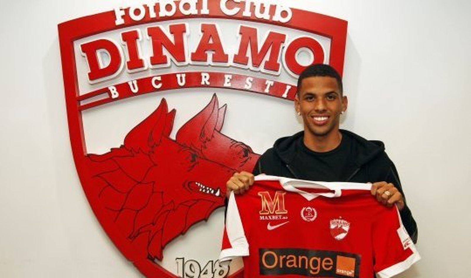 Rivaldinho posa con su nueva camiseta