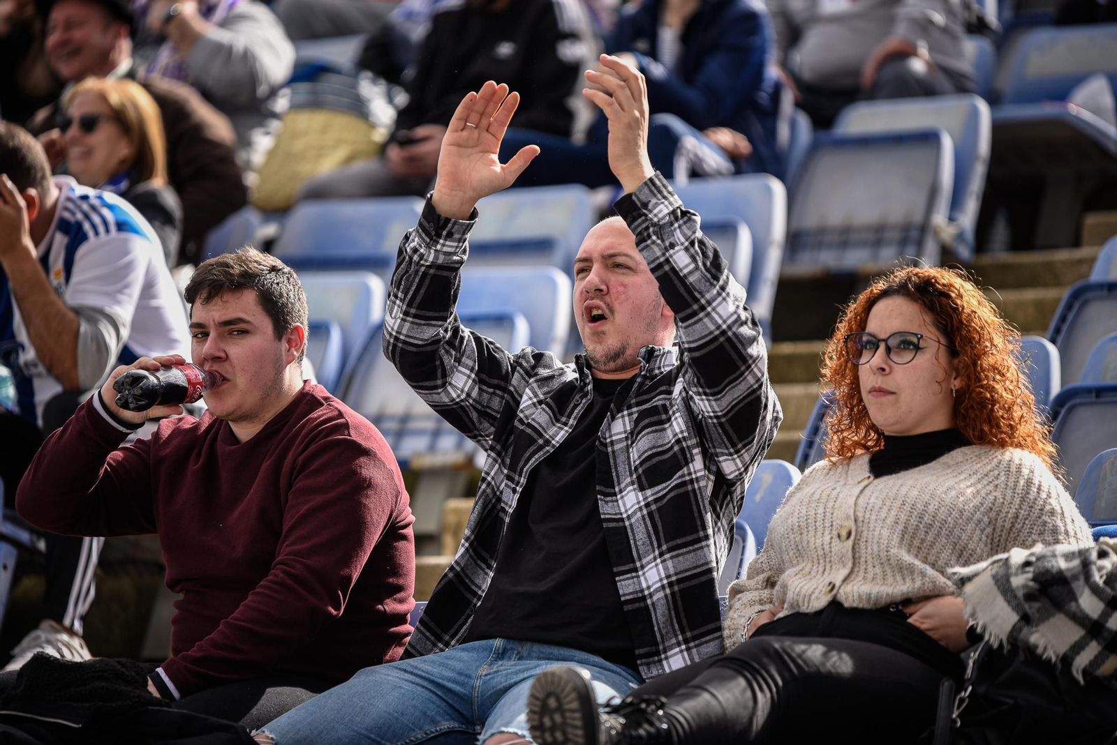 Imágenes de la afición en el Colombino en el Recreativo - Antequera
