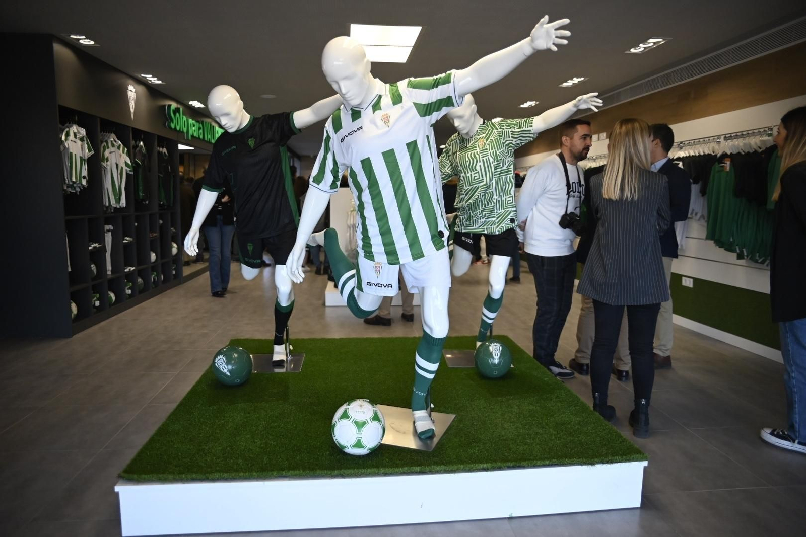 La reapertura de la tienda del Córdoba CF en El Arcángel, en imágenes