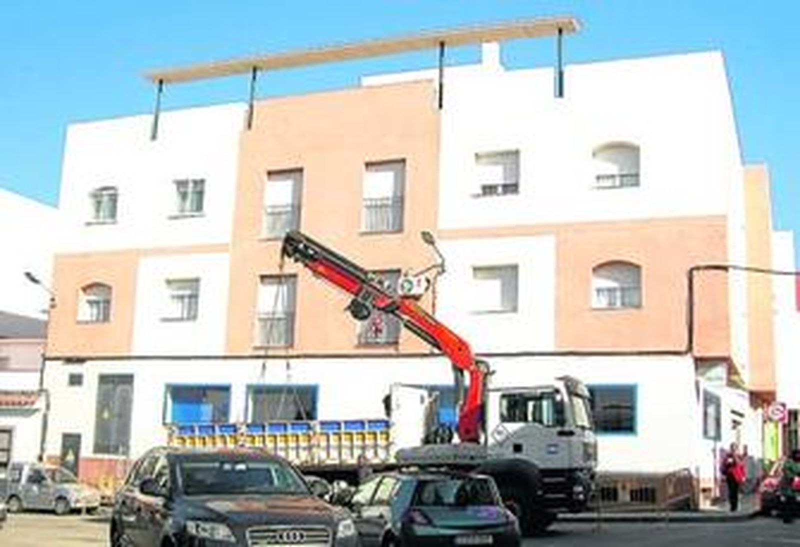 Vista del edificio Luz Díaz, cuyo ático va a ser derribado por orden judicial.