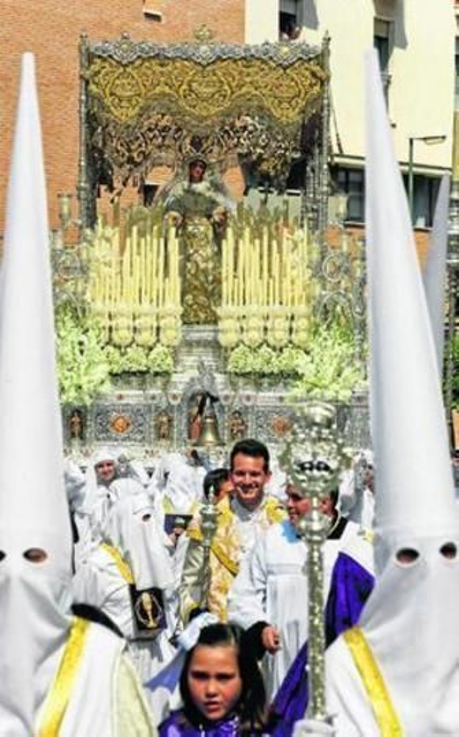 La Virgen del Rocío, ayer, tras la salida de su casa hermandad.
