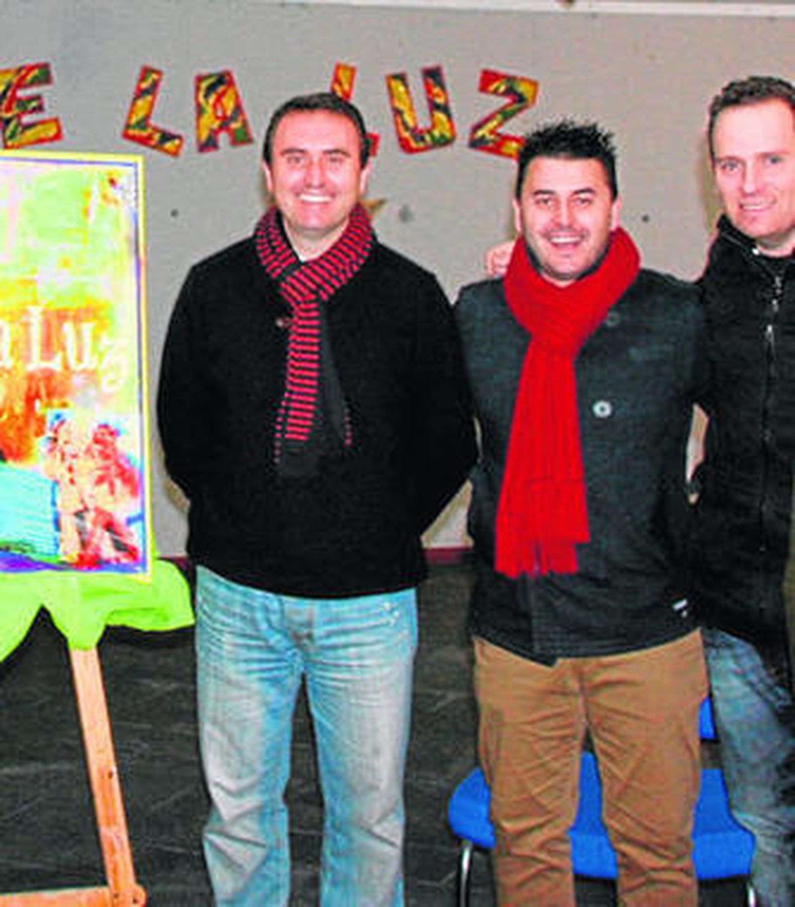 Juan Mora junto al cartel anunciador del Carnaval.