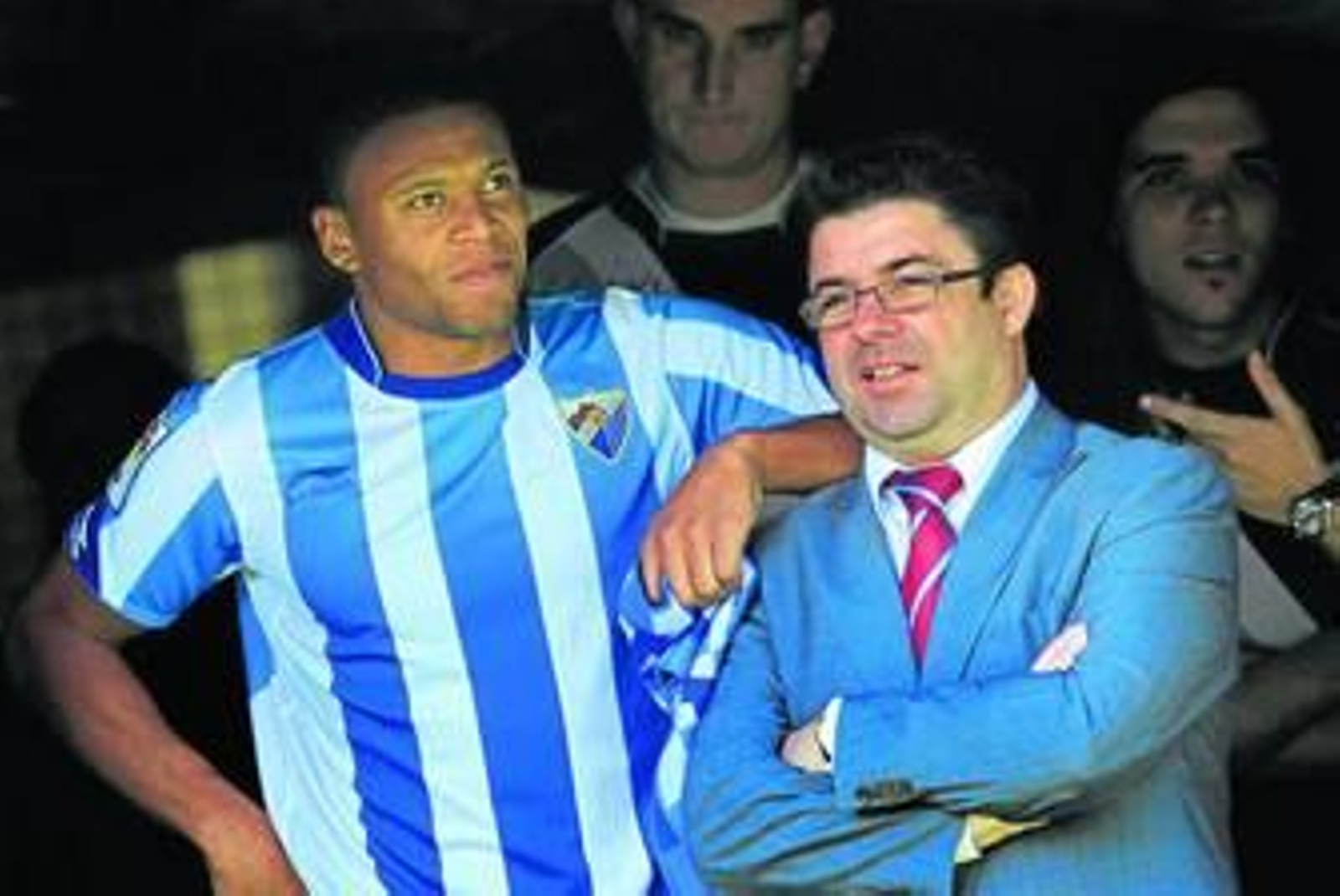 Julio Baptista, expectante, se apoya en Antonio Fernández antes de ser presentado de forma multitudinaria en La Rosaleda.