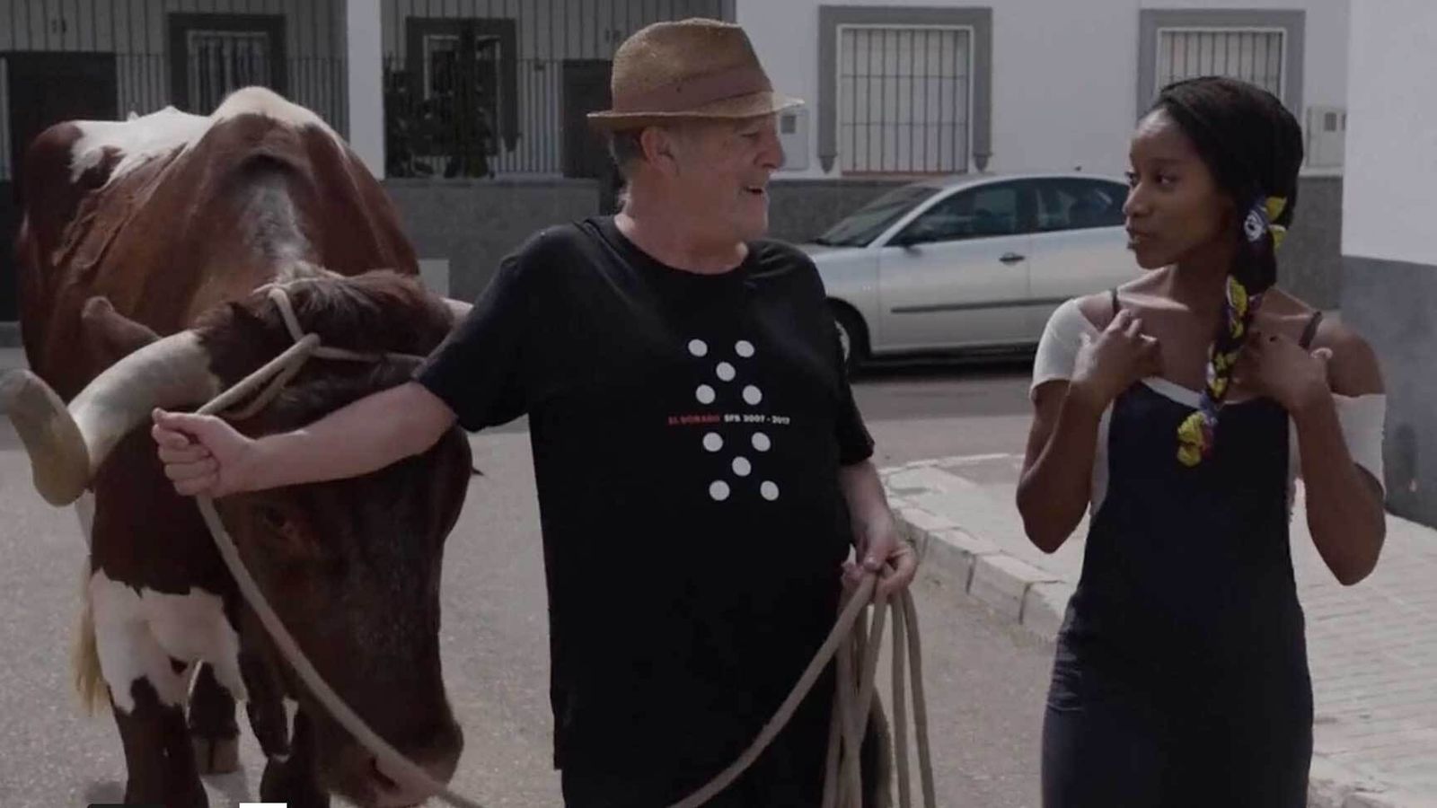 Ortiz Nuevo y Yinka Graves en una imagen de la película 'Nueve sevillas' (2020)