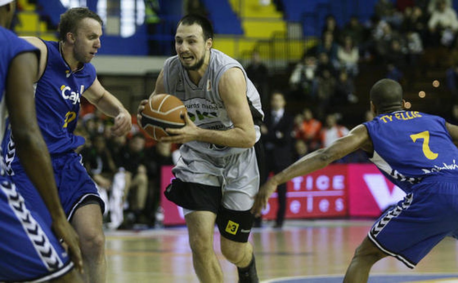 El Cajasol vence al Juventut en San Pablo y lo supera en la clasificaión. / Antonio Pizarro