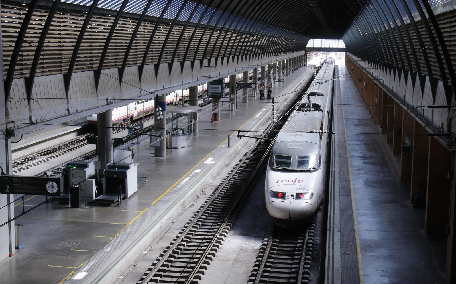 Un AVE, en la estación de Santa Justa, de Sevilla.