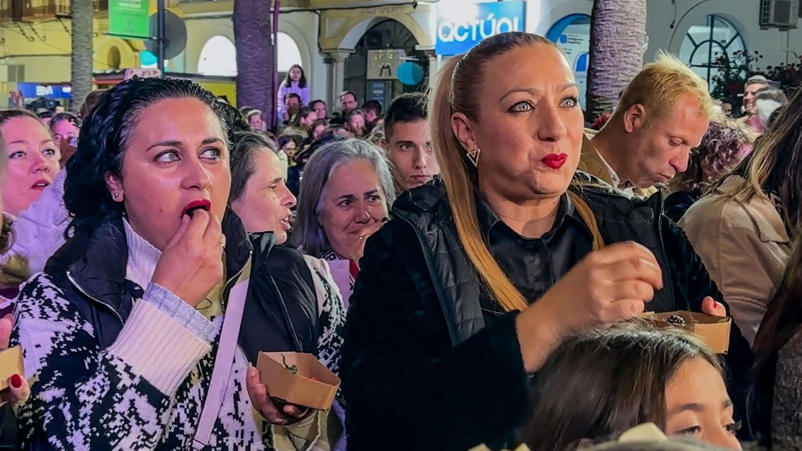 Los vecinos de Lepe reciben 2025 por adelantado con 12 frutos rojos de sus campos