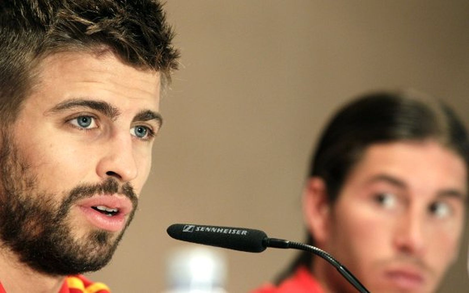 Ramos se molesta por una pregunta en catalán a Piqué