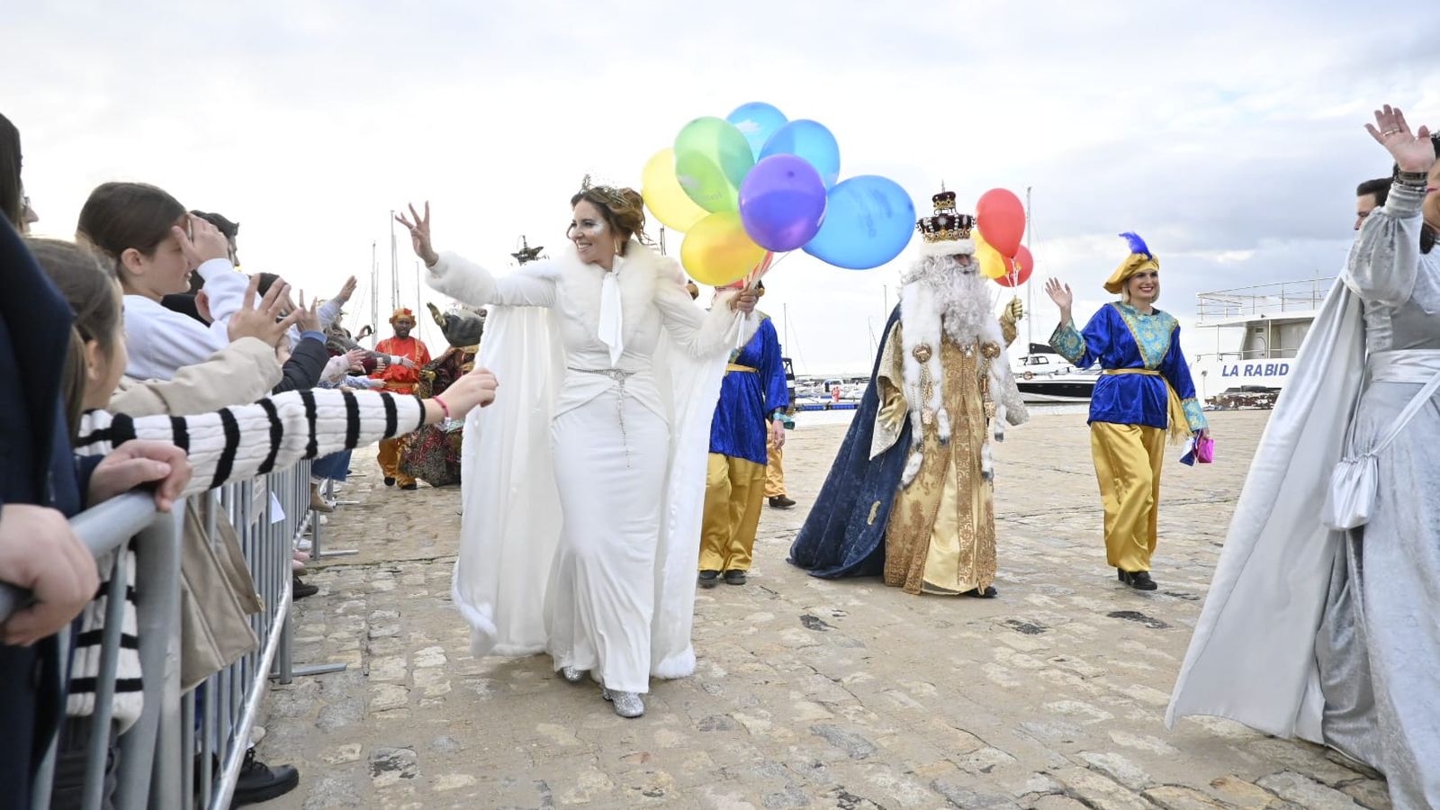 La Estrella de la Ilusión reparte globos entre los niños a su llegada al muelle.