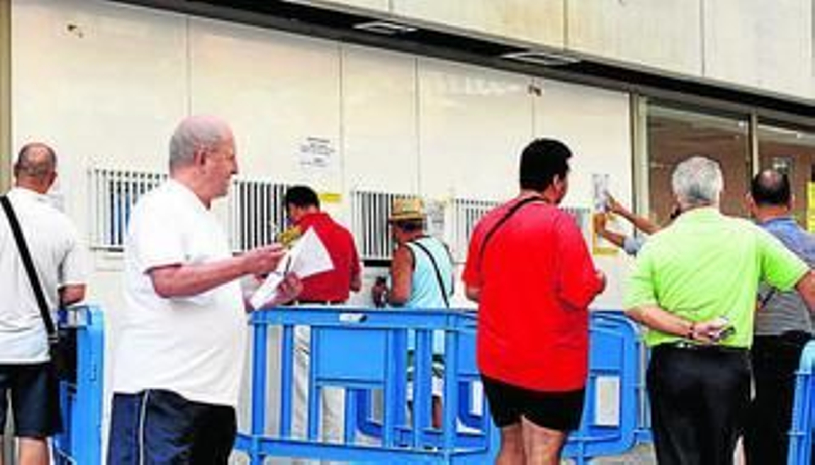 Aficionados en las taquillas del estadio al inicio de la campaña.