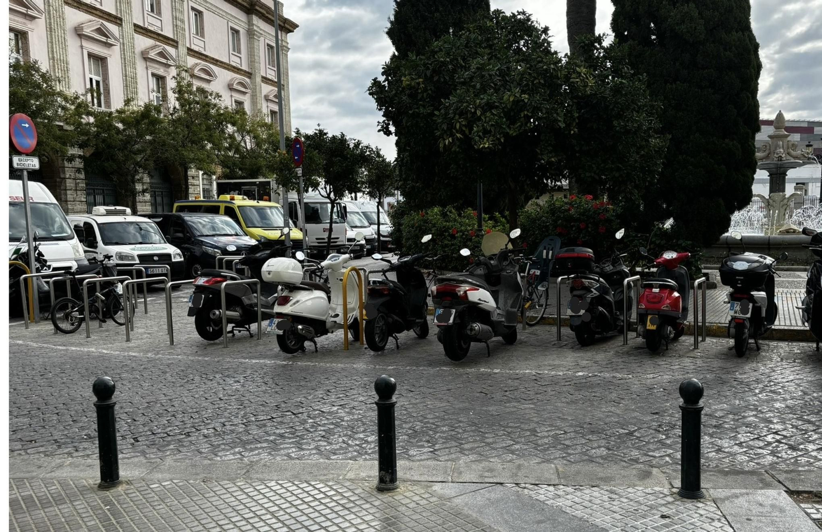 Motos en el aparcabicis