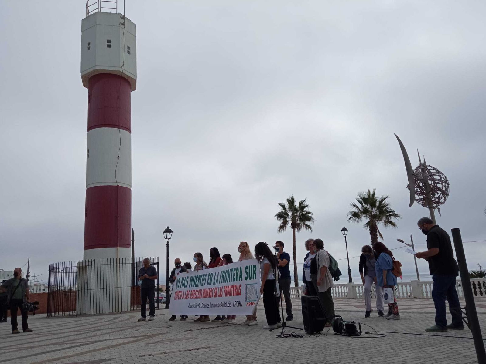 Concentración de la APDHA en Barbate por los inmigrantes fallecidos