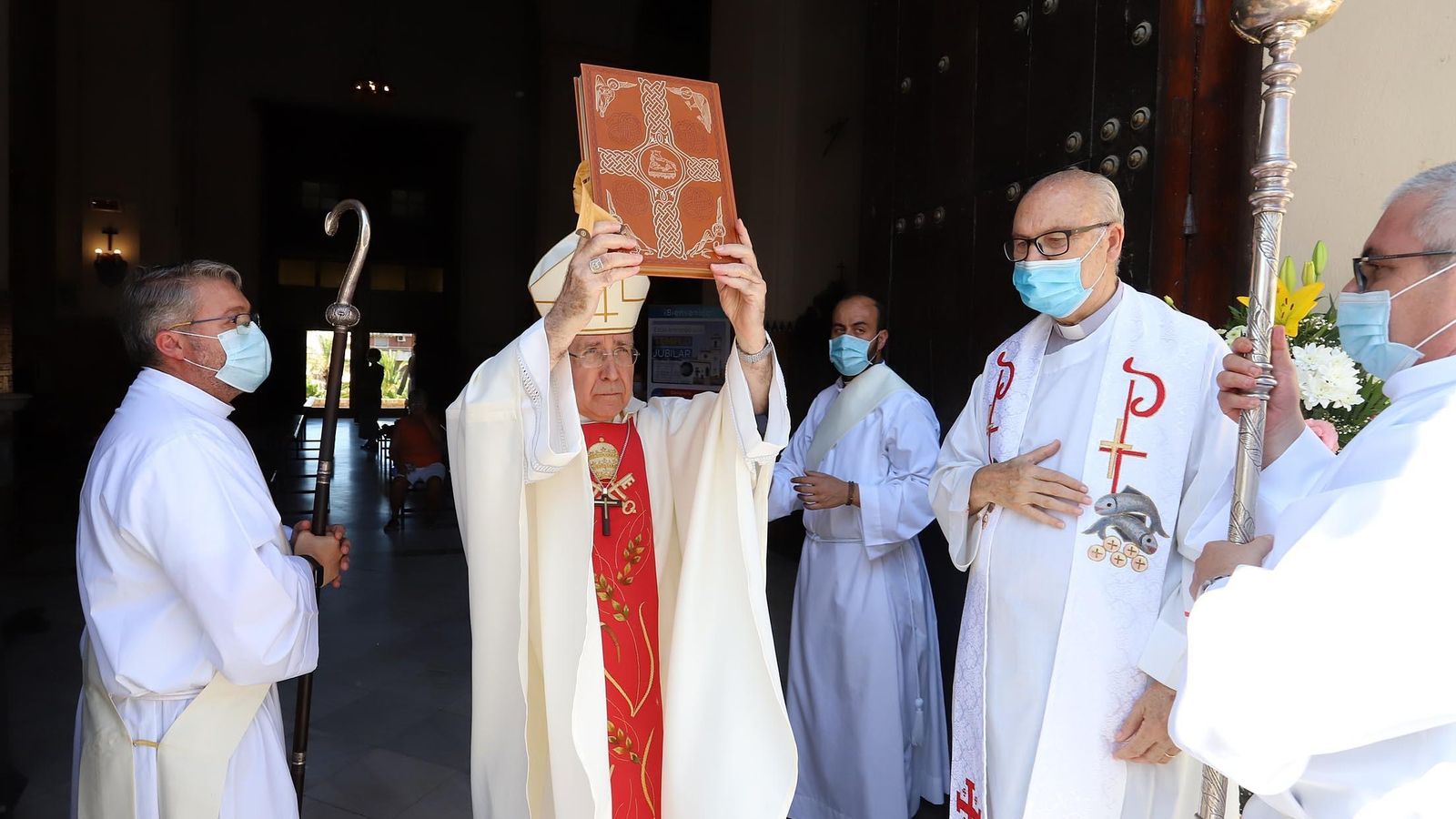 El obispo José Vilaplana bendice a los fieles tras abrir la puerta jubilar.