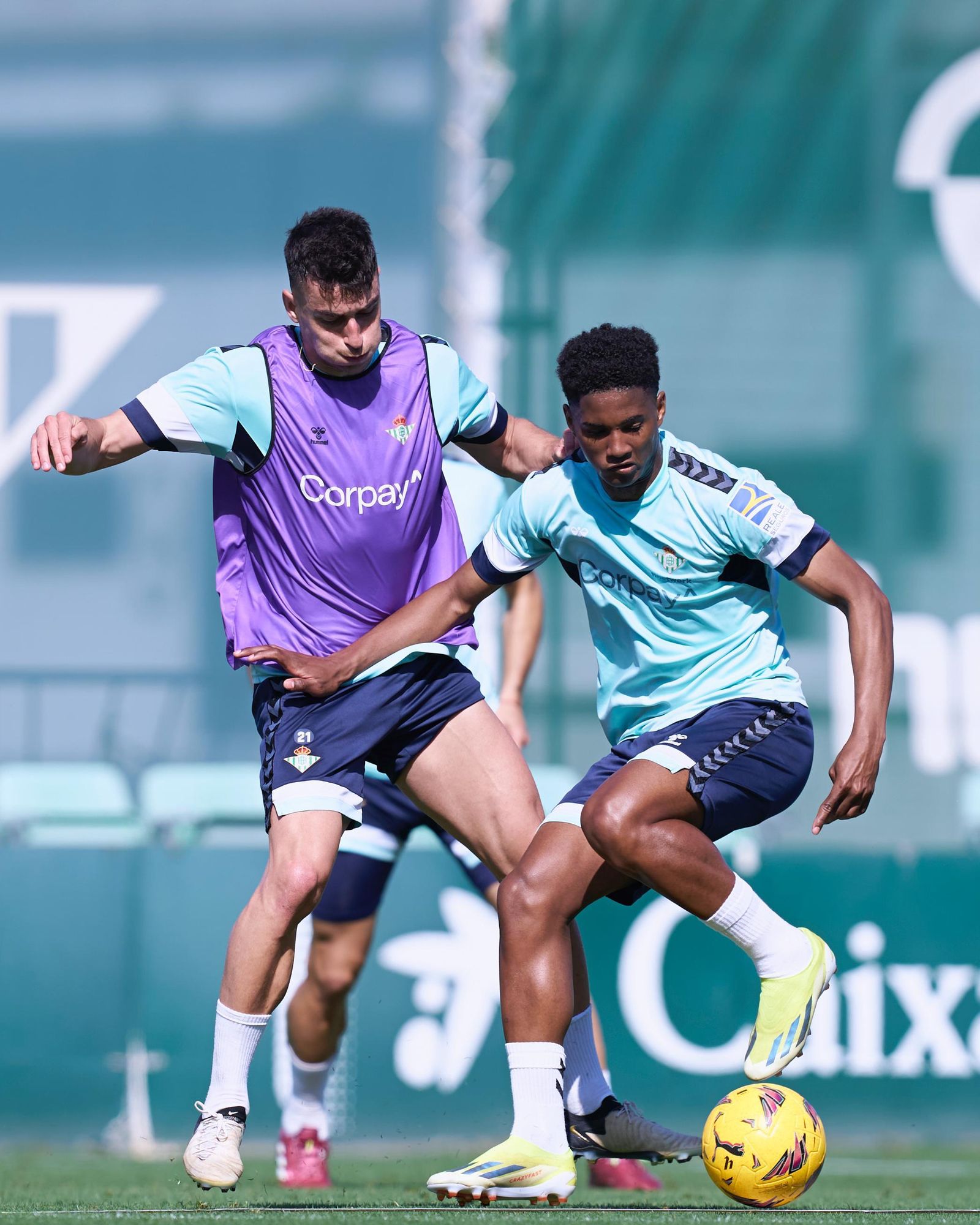Marc Roca vuelve con el grupo en un entrenamiento con cuatro bajas