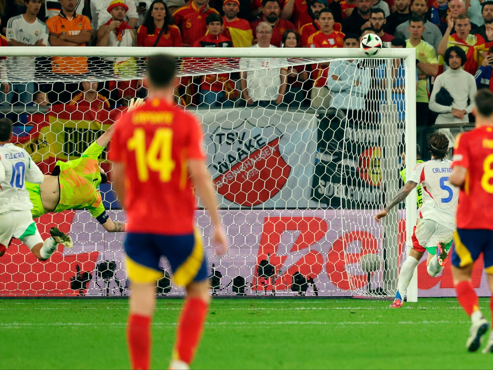 El espectacular lanzamiento de Nico Williams se estrella en el larguero.