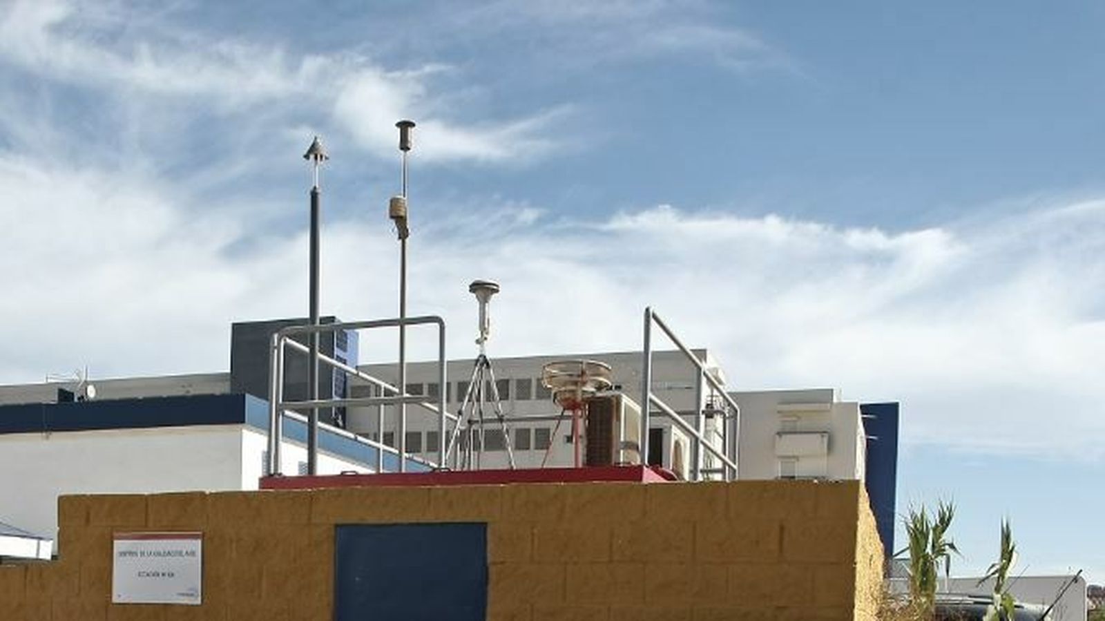 Una estación de medición de la calidad del aire en la barriada de El Rinconcillo.