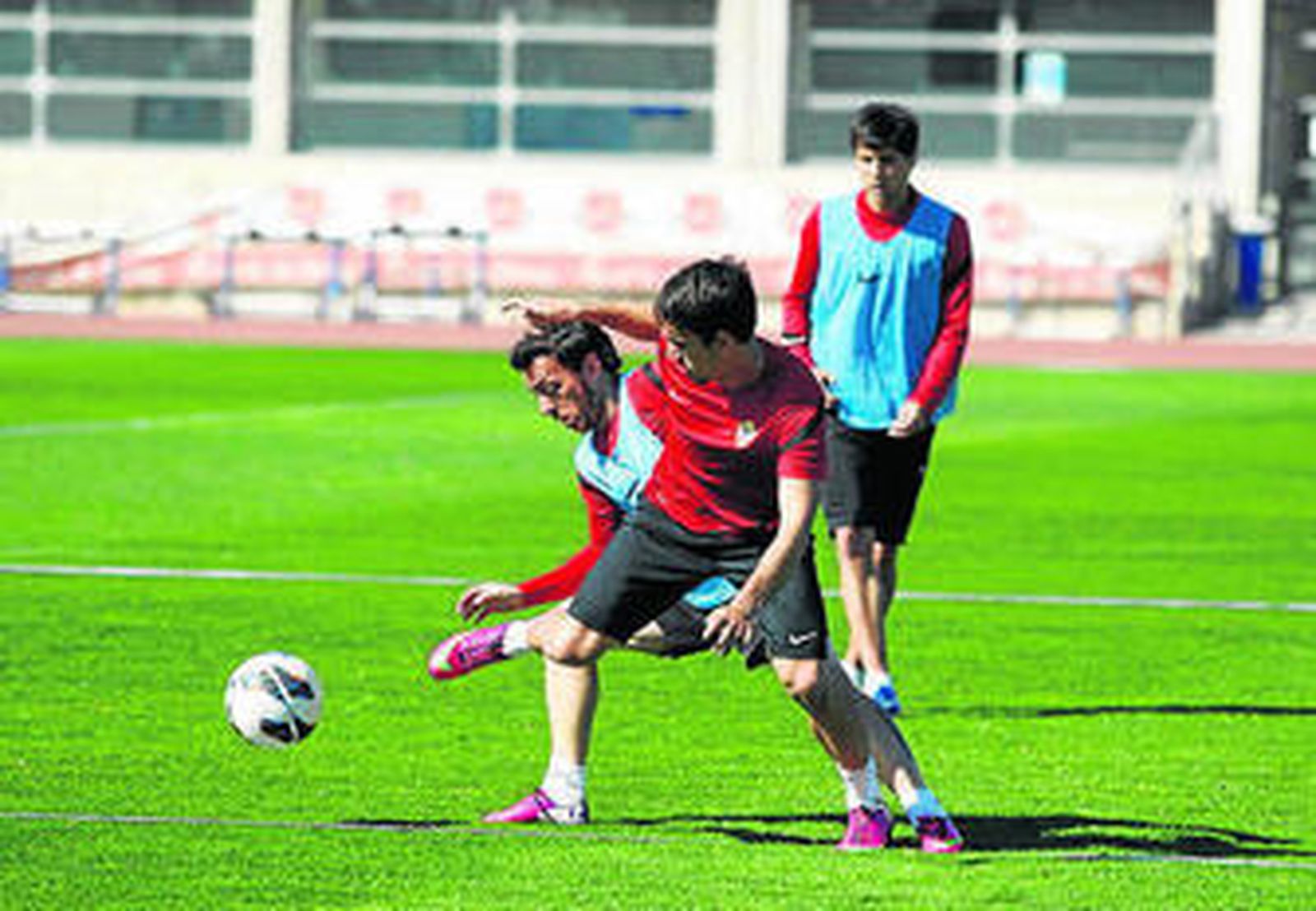 Rubén trata de robarle el balón a Carlos Calvo en un entrenamiento.