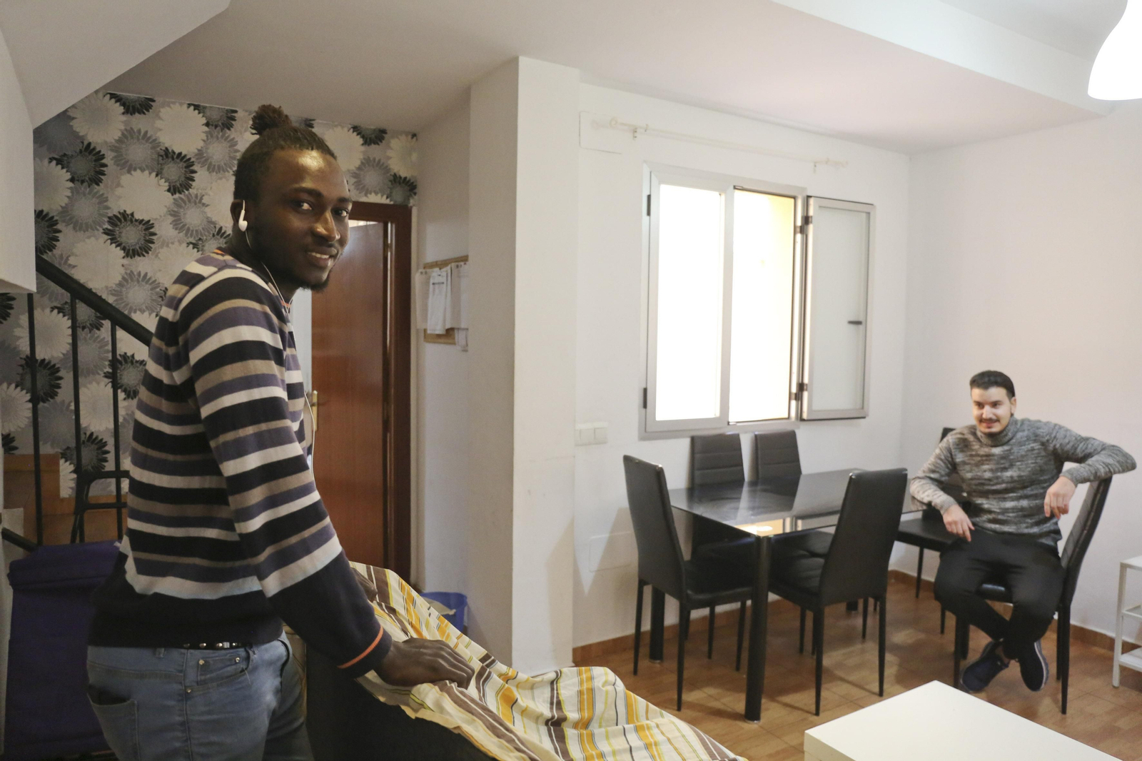 Ali Guire y Mostafá El Kamlinchi en el salón de un piso tutelado por Málaga Acoge. Ali Guire y Mostafá El Kamlinchi en el salón de un piso tutelado por Málaga Acoge.