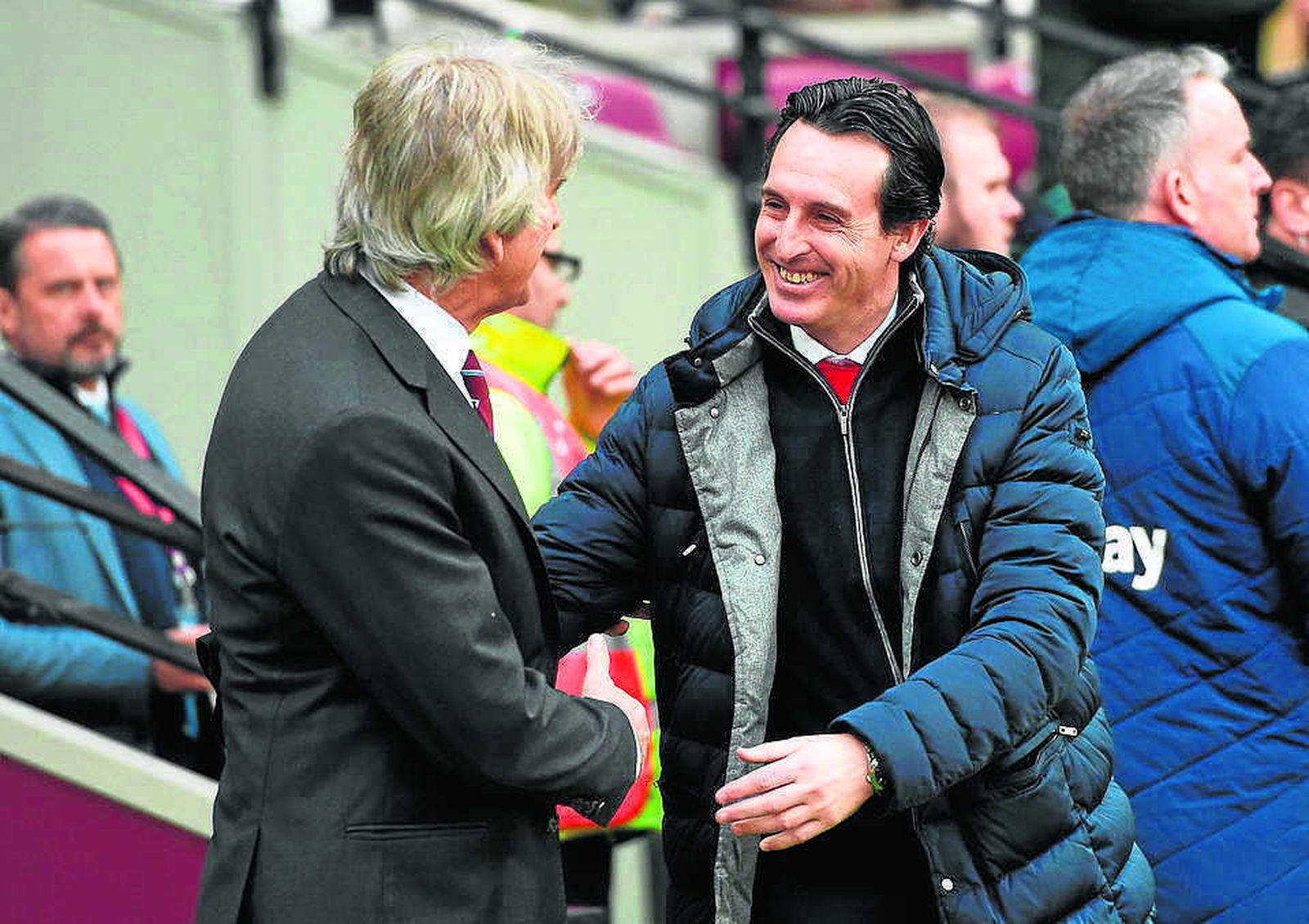 Pellegrini se saluda con Emery en un duelo entre West Ham y Arsenal.