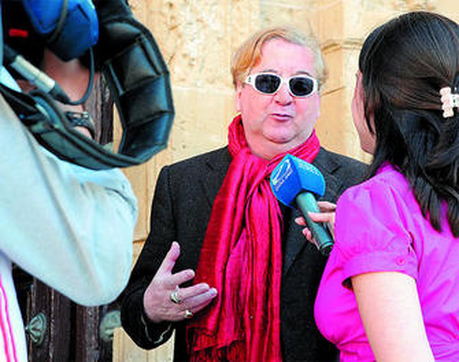 Luis Antonio de Villena atendiendo a los medios de comunicación ayer en Jerez.