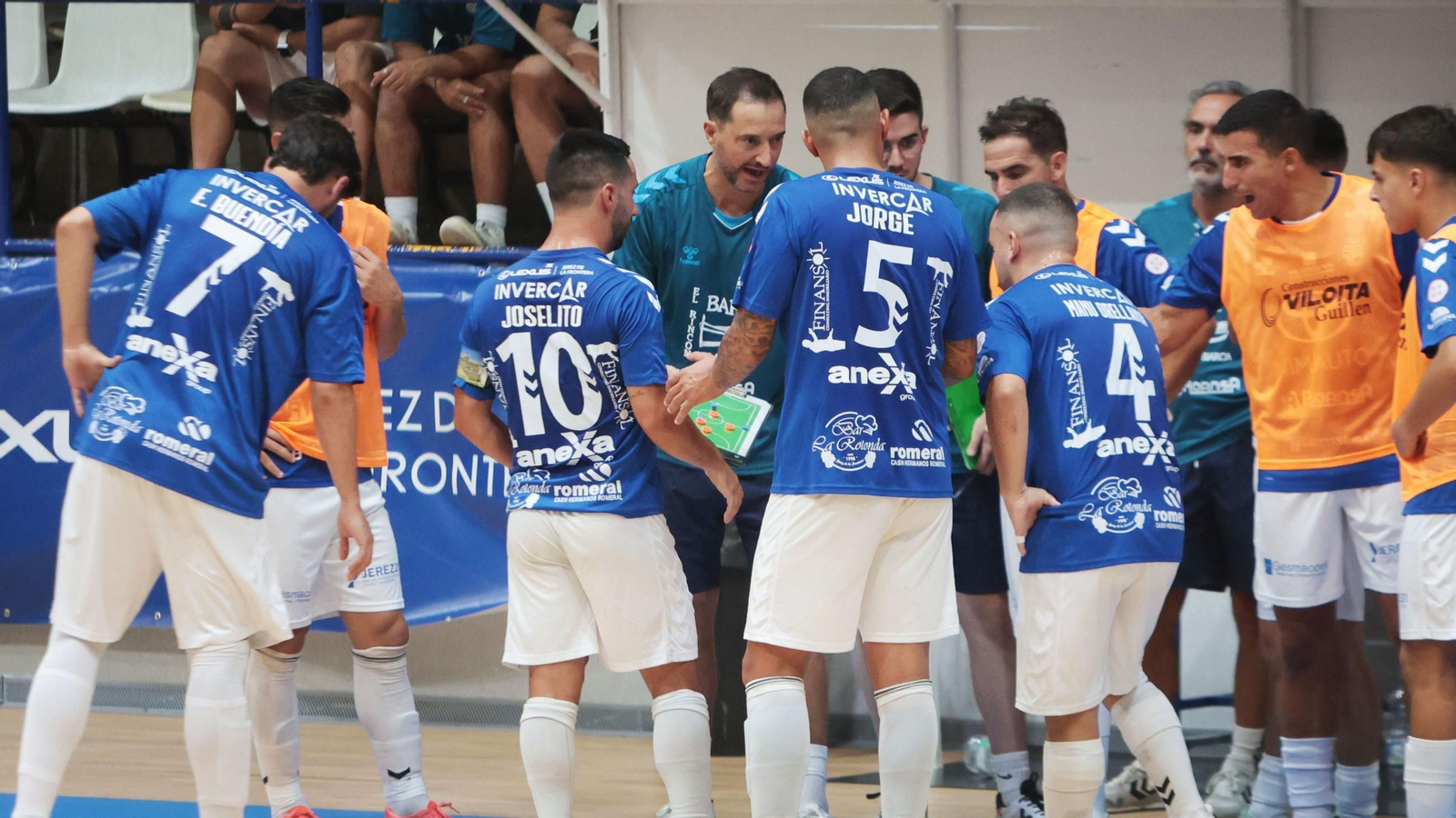 Isco conversa con sus jugadores en el partido del pasado viernes ante el Alchoyano en el Ruiz-Mateos.