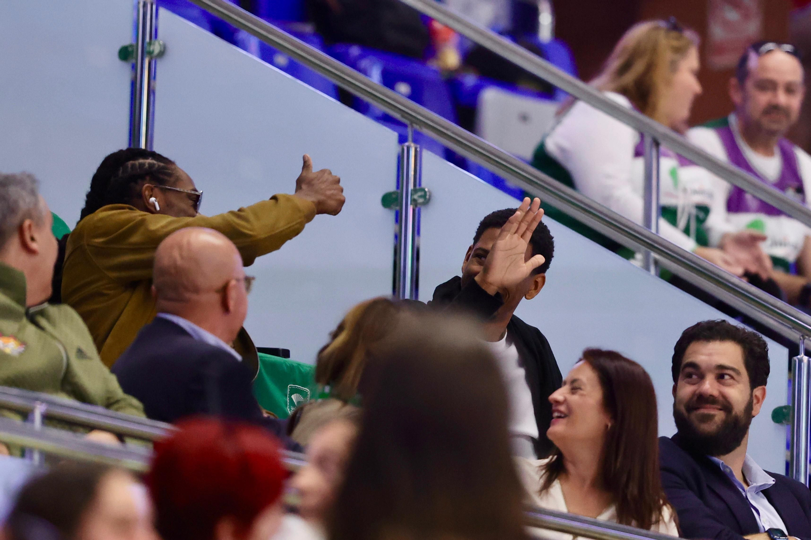 Los jugadores del primer equipo apoyaron al Unicaja Mijas