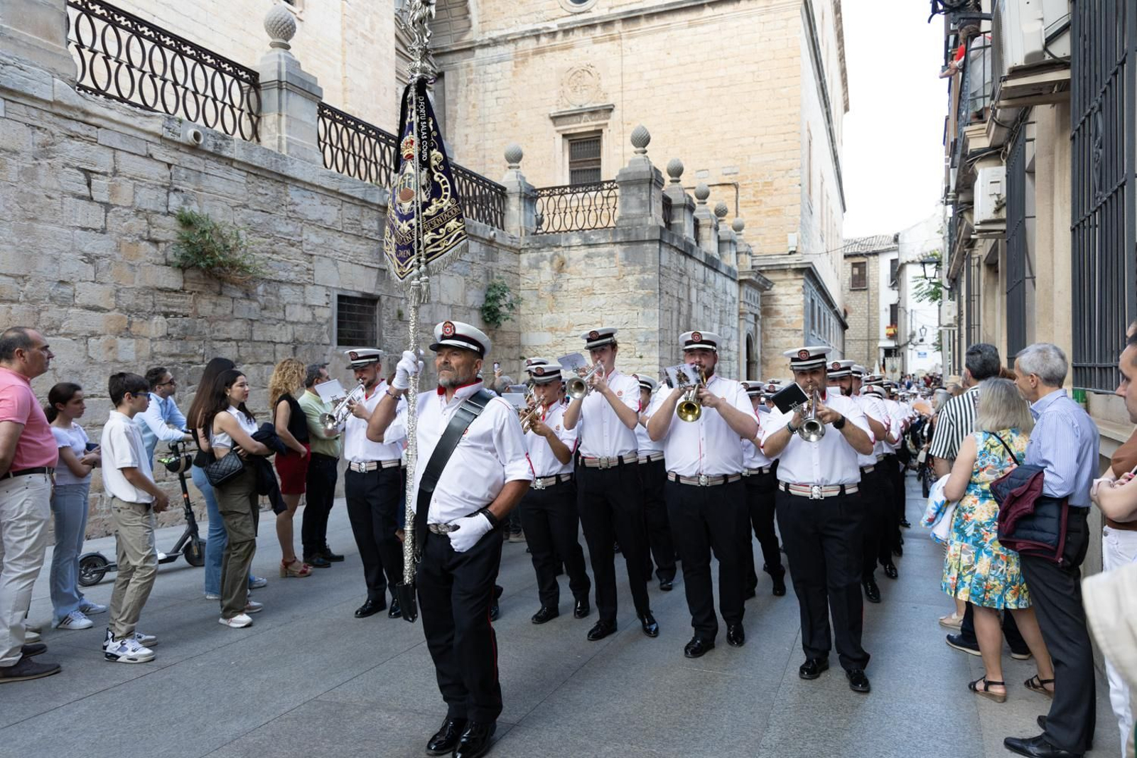 Así ha procesionado la Virgen de la Capilla por Jaén en su día grande.