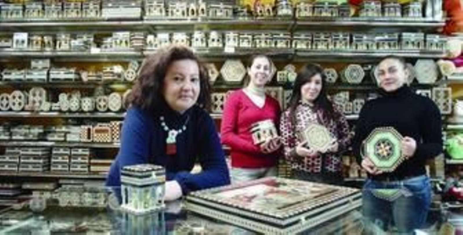Cuatro de las trabajadoras de Artesanías Medina posan con algunos de los productos exclusivos del grupo artesanal.